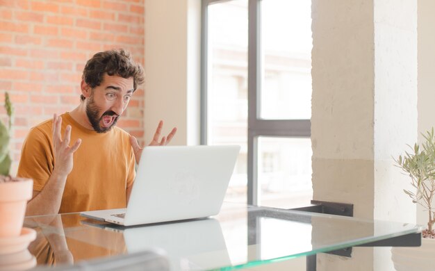 urlando con le mani in alto sentendosi furioso frustrato stressato e sconvolto