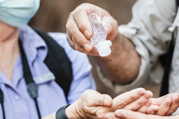 Usare un disinfettante per le mani durante i viaggi nella nuova normalità