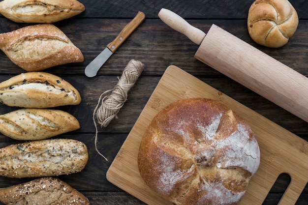 Utensili e corda vicino al pane