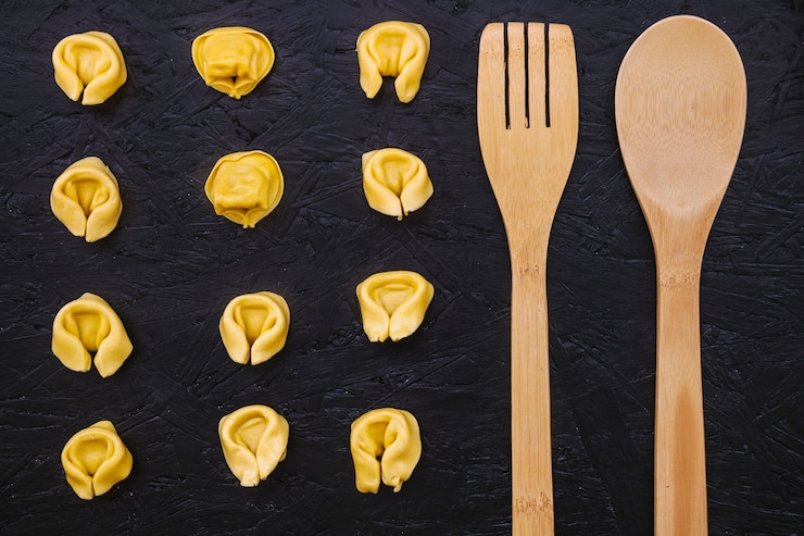 Foto gratuito utensili vicino alla pasta ripiena