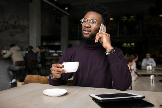 Utilizzando tablet americano africano uomo d&#39;affari