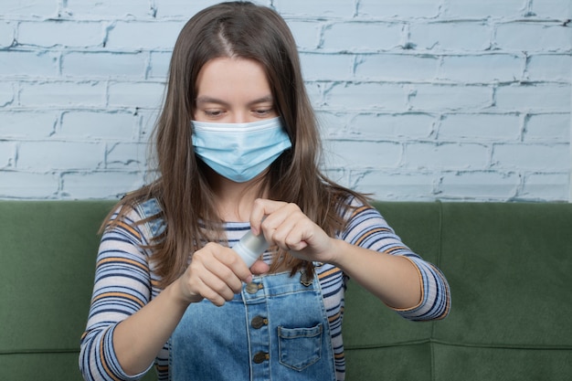 Utilizzo delle tecniche di prevenzione covid di base a casa o in ufficio.