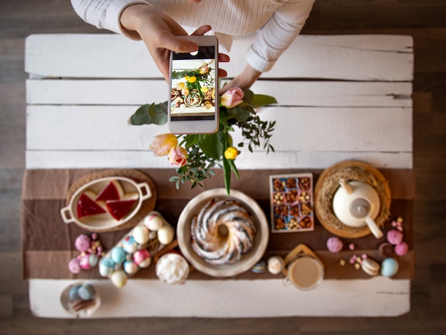 Vacanze di Pasqua. Foto dal tuo telefono, tavolo ben conservato, per un pranzo o una colazione di Pasqua.