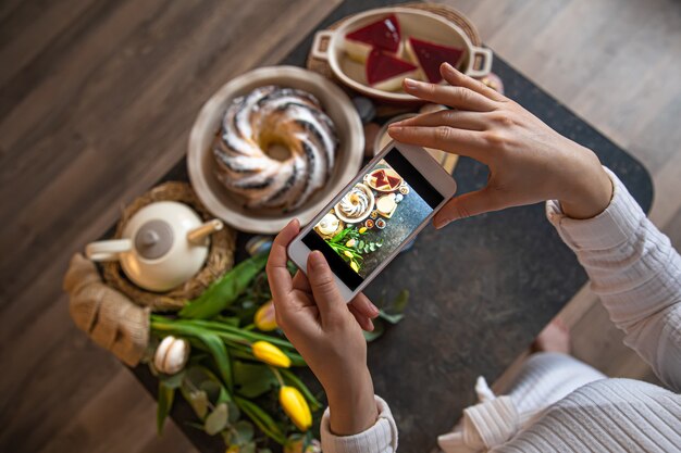 Vacanze di Pasqua. foto del tavolo dal telefono.