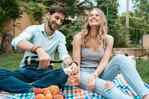 Vacanze estive, persone, romanticismo, concetto di appuntamenti, coppia che beve spumante mentre si gode del tempo insieme a casa nel cortile sul retro