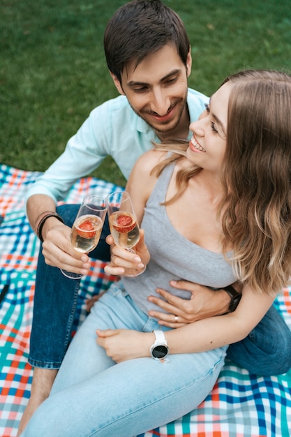 Vacanze estive, persone, romanticismo, concetto di appuntamenti, coppia che beve spumante mentre si gode del tempo insieme a casa nel cortile sul retro