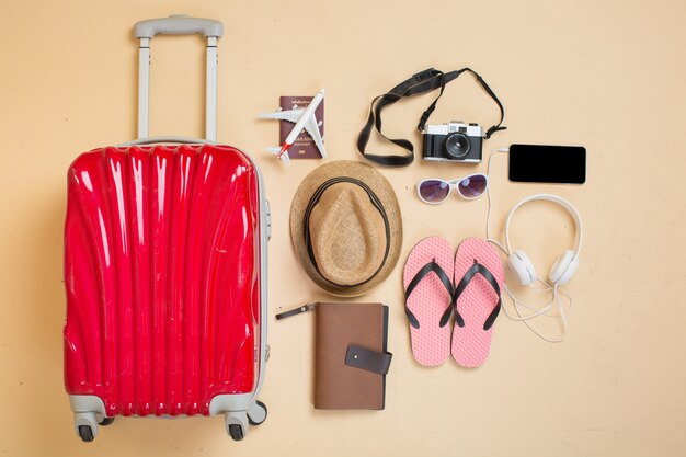 valigia con accessori viaggiatore