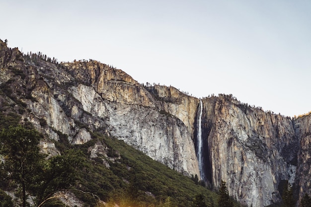 Valle dello Yosemite. Parco Nazionale Yosemite. Montagne e rocce, foresta