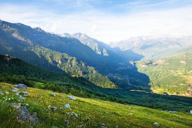 valle di montagna nei Pirenei