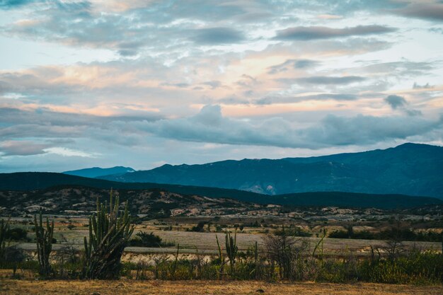 Valle sotto il nuvoloso cielo al tramonto nel deserto di Tatacoa, Colombia