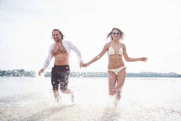 Vapore che corre lungo l'acqua, bellissima spiaggia estiva.