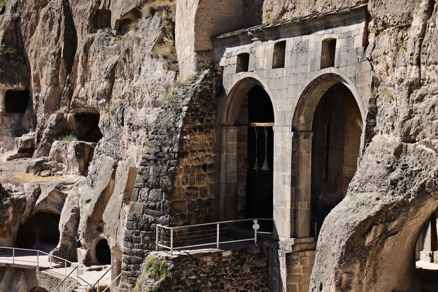 Vardzia antica grotta città-monastero nella montagna Erusheti vicino ad Aspindza, Georgia.