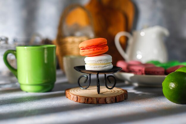 Vari amaretti con pistacchi, frutta, bacche, chicchi di caffè.