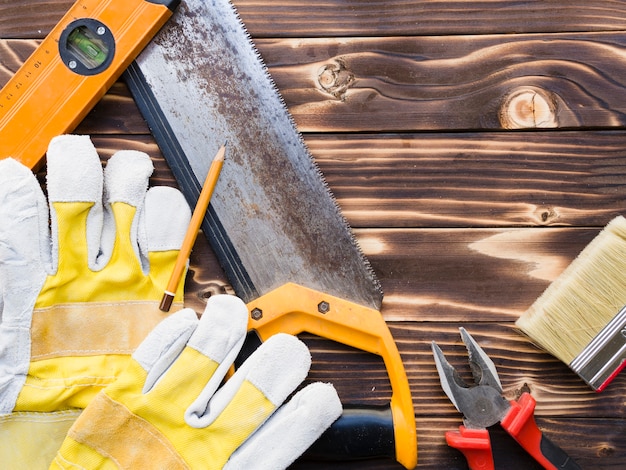 Vari attrezzi del carpentiere sullo scrittorio di legno