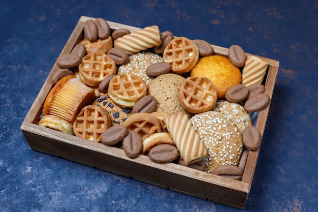 Vari biscotti in un vassoio di legno