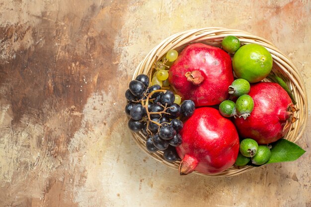 Vari frutti naturali e freschi in vasi di legno marroni