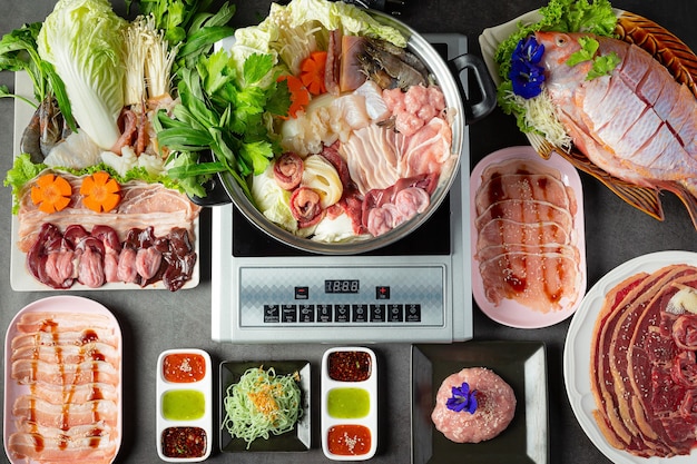 Vari ingredienti di shabu hot pot con salsa