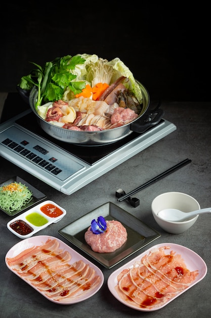 Vari ingredienti di shabu hot pot con salsa