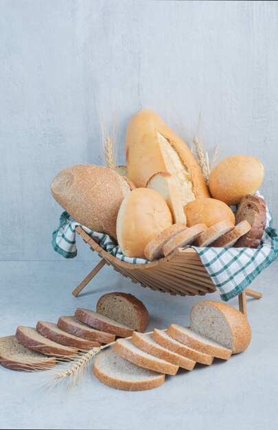 Vari nel cestino del pane su fondo di marmo. Foto di alta qualità