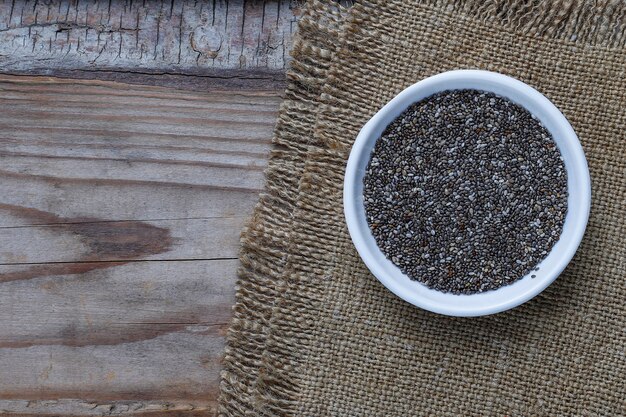 Vari semi - sesamo, semi di lino, semi di lino, semi di zucca, papavero, chia in ciotole su un rustico. Copia .