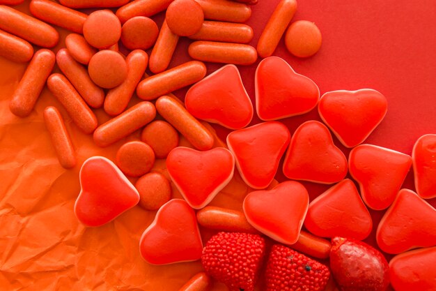 Vari tipi di dolci caramelle rosse