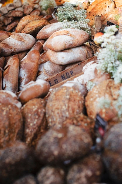 Vari tipi di pane rustico nella scatola