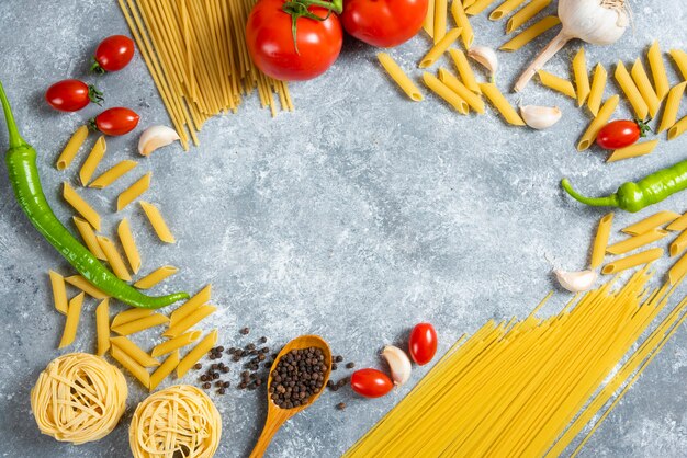 Vari tipi di spaghetti crudi con verdure