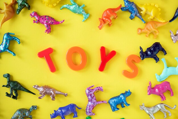 Varie figure animali giocattolo sfondo con la parola giocattoli