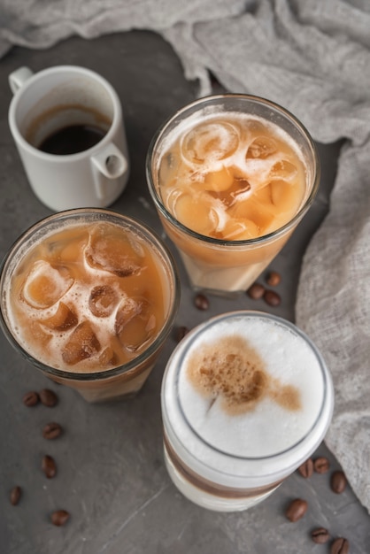 Varietà di bevande ghiacciate con latte su un vassoio