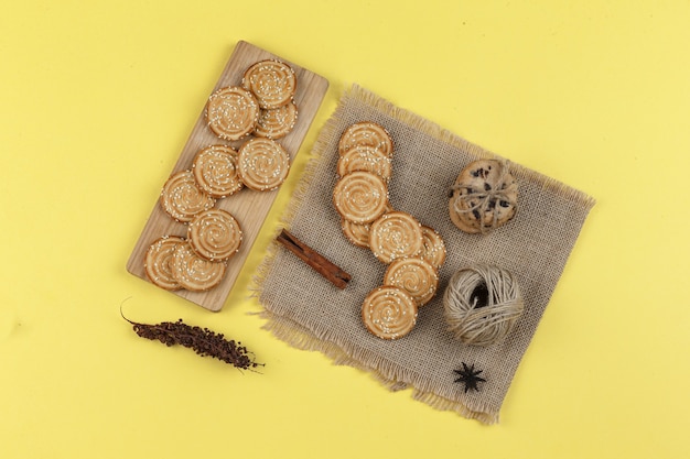 Varietà di biscotti su uno sfondo giallo