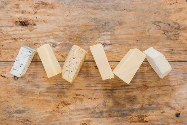 Varietà di blocchi di formaggio sulla superficie in legno