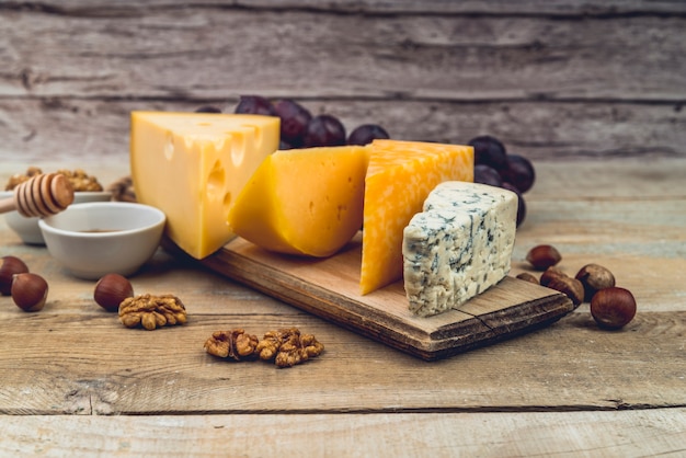 Varietà di Close-up di gustoso formaggio sul tavolo