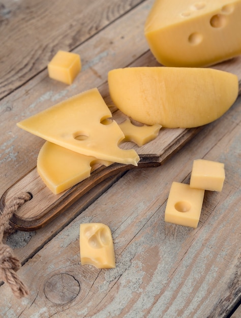 Varietà di Close-up di gustoso formaggio sul tavolo