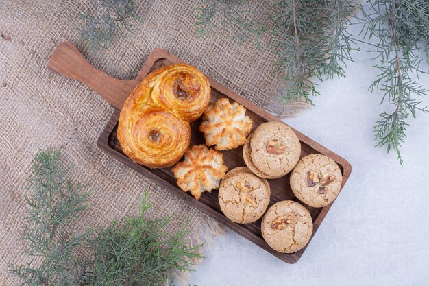 Varietà di deliziosi biscotti sulla tavola di legno.