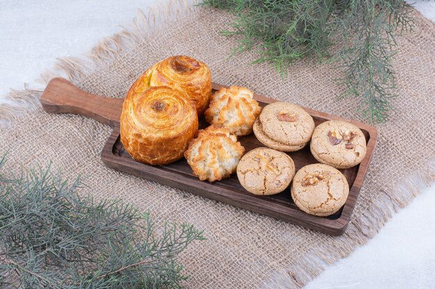 Varietà di deliziosi biscotti sulla tavola di legno.