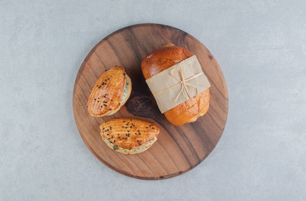 Varietà di deliziosi pasticcini su tavola di legno.