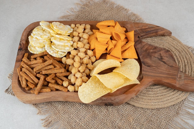 Varietà di deliziosi snack su tavola di legno