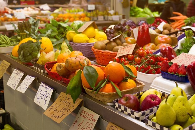 Varietà di gustosi frutti e verdure naturali nel mercato italiano. Orizzontale. Messa a fuoco selettiva.