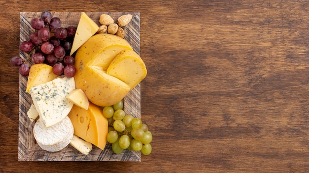 Varietà di gustosi snack con spazio di copia