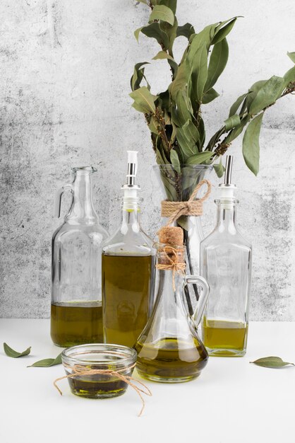 Varietà di olio d'oliva biologico sul tavolo