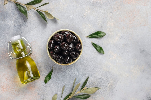 Varietà di olive intere verdi e nere.