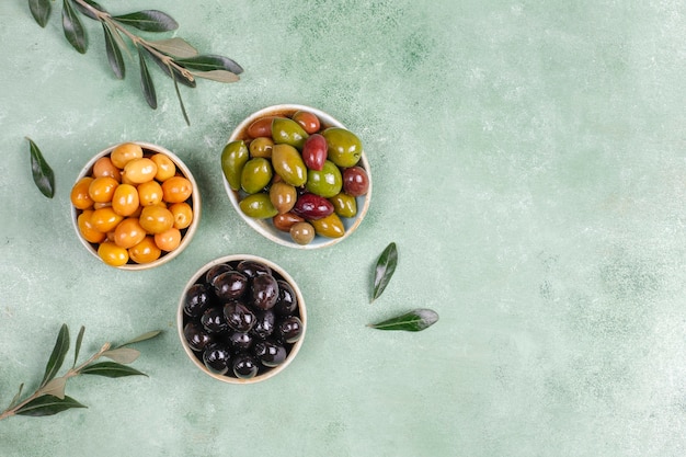 Varietà di olive intere verdi e nere.