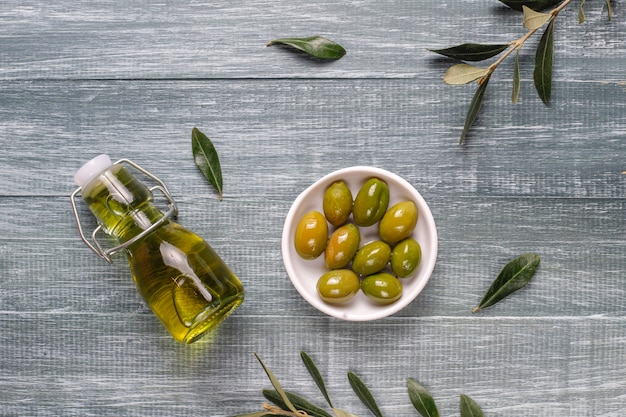 Varietà di olive intere verdi e nere.