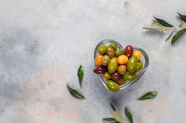 Varietà di olive intere verdi e nere.