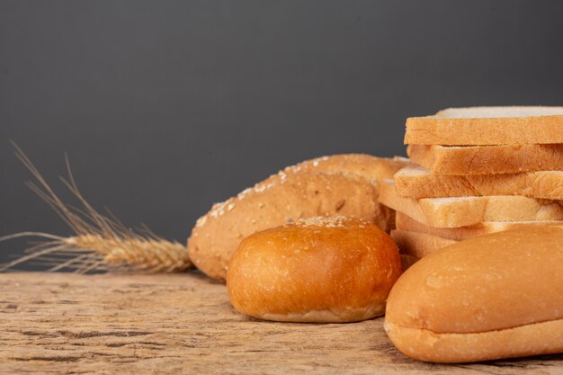 Varietà di pane sulla tavola di legno su un vecchio fondo di legno.