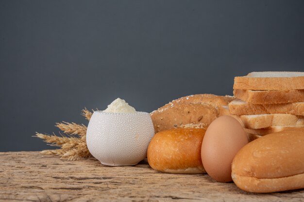 Varietà di pane sulla tavola di legno su un vecchio fondo di legno.