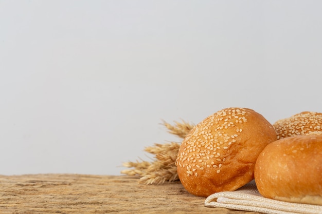 Varietà di pane sulla tavola di legno su un vecchio fondo di legno.