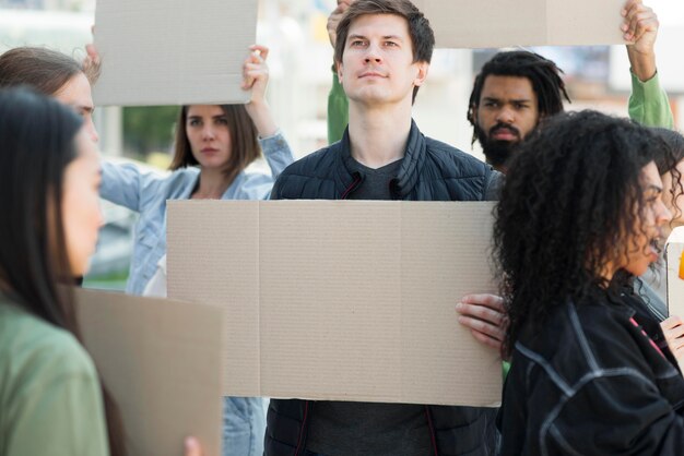 Varietà di persone che protestano per le strade