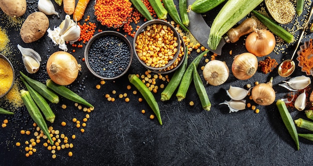 Varietà di verdure fresche gustose su oscurità