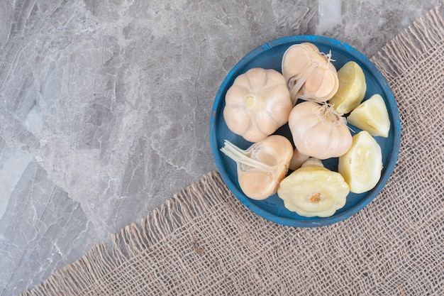 Varietà di verdure marinate sulla zolla blu.